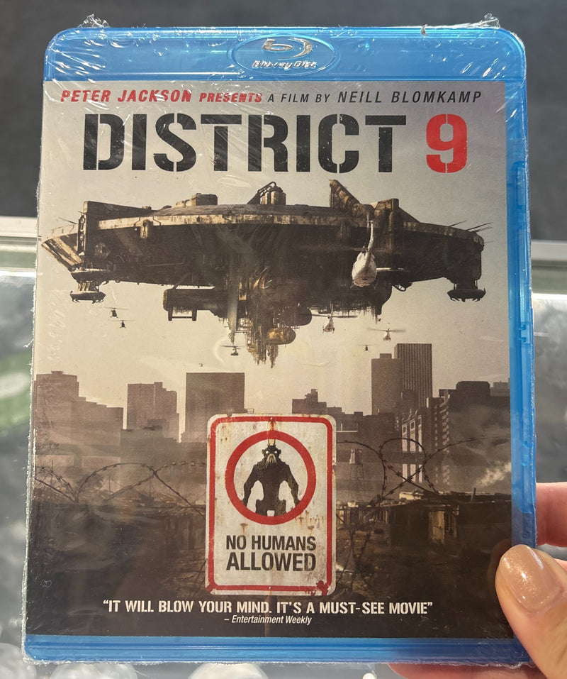 District 9 (Blu-ray) cover, actual item photograph